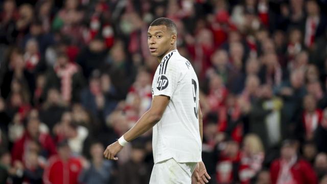 Mbappé tras fallar el penalti ante el Athletic Club en San Mamés.