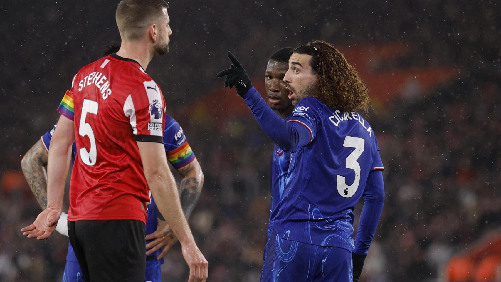 Marc Cucurella recrimina a Jack Stephens el tirón del pelo durante el partido.