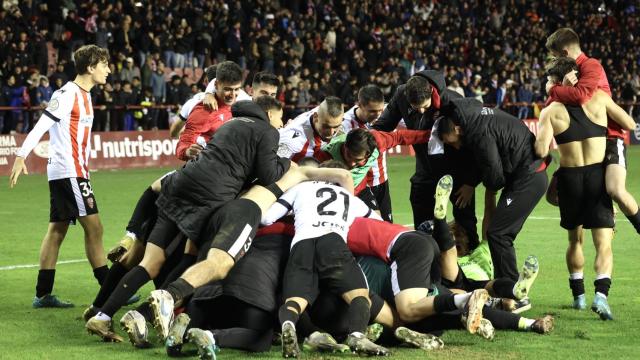 Los jugadores del Logroñés celebrando la victoria en los penaltis ante el Girona.