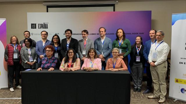 Representantes de las editoriales universitarias iberoamericanas en la firma del Acuerdo de Guadalajara