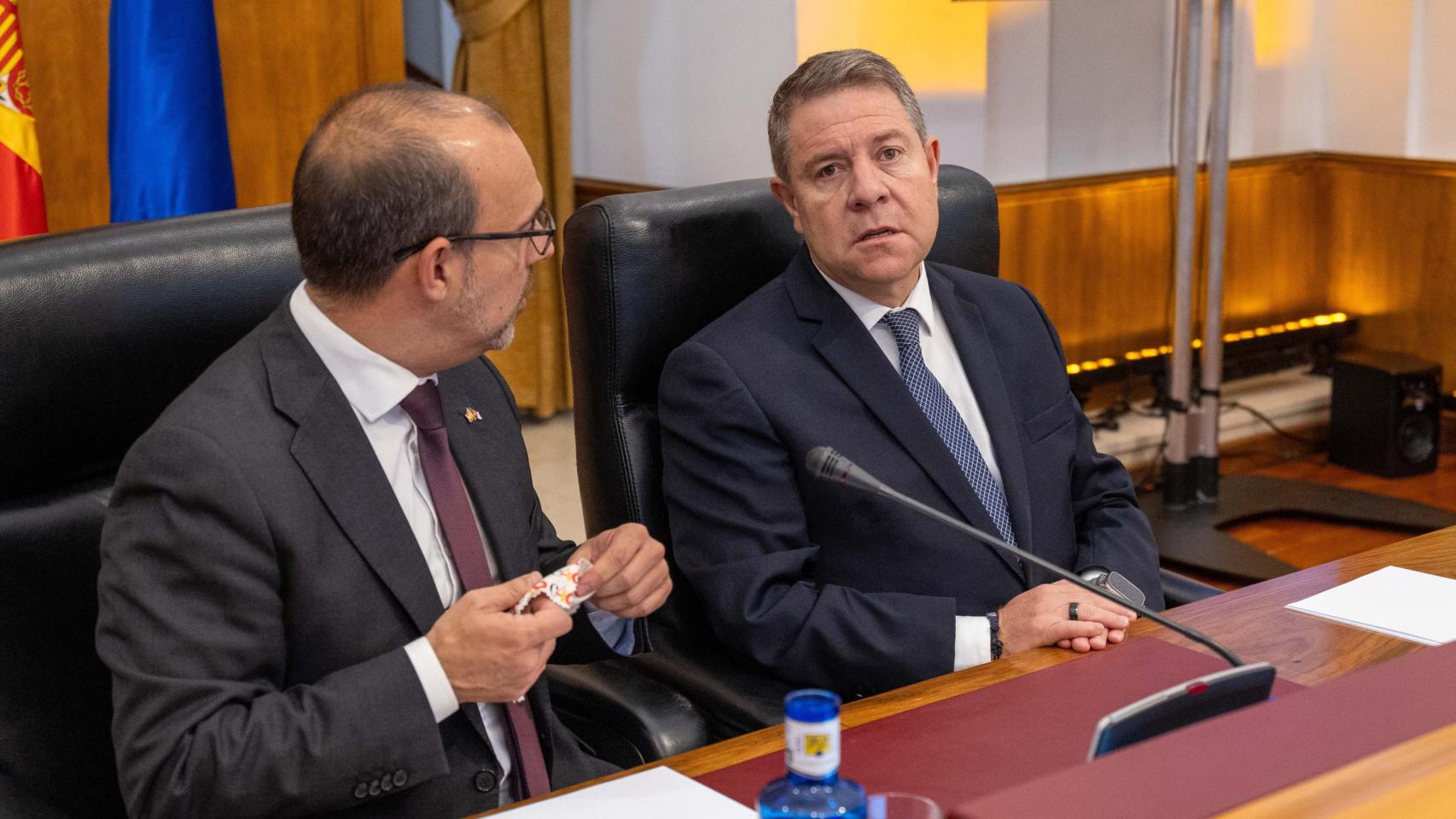 Pablo Bellido, presidente de las Cortes de Castilla-La Mancha, junto a Emiliano García-Page, presidente del Gobierno autonómico.