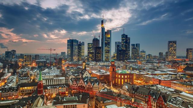 Imagen de archivo del atardecer en Frankfurt, localidad alemana donde se encuentra la planta de reciclaje químico de Reju.