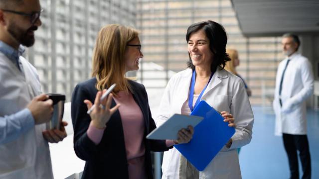 Imagen de un grupo de profesionales médicos conversando.