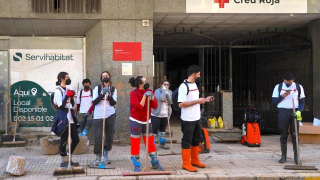 Voluntarios de la ONG listos para los procesos de limpieza.