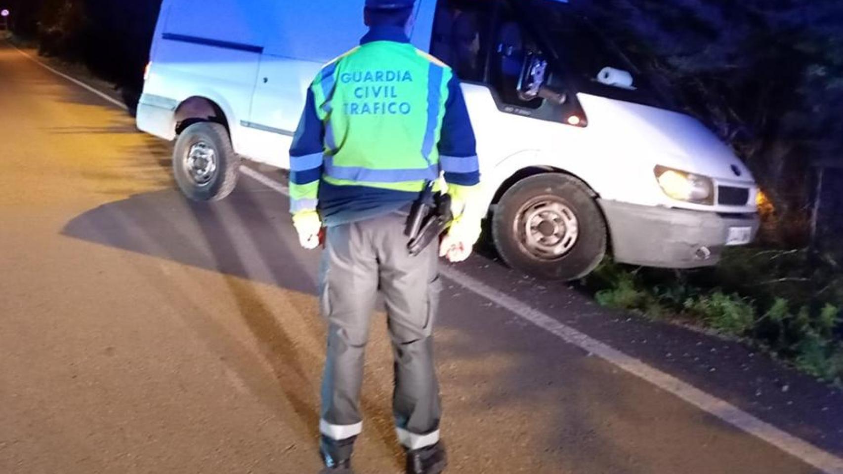 Agente de la Guardia Civil de Tráfico durante una actuación.