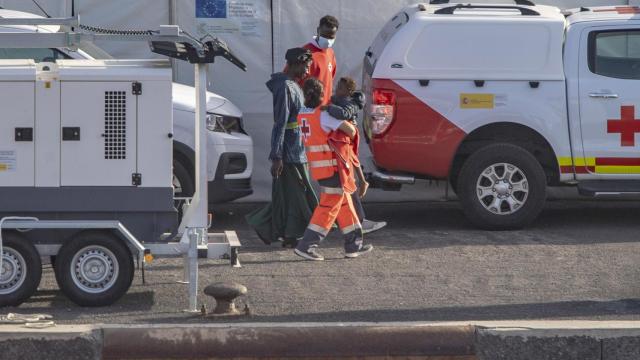 Agentes de los Servicios de Emergencias atienden a una mujer y un menor a su llegada al Puerto de la Restinga, a 30 de noviembre de 2024, en El Hierro, Santa Cruz de Tenerife.