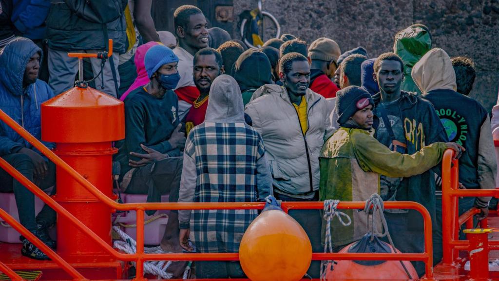 Una patera con 121 migrantes interceptada por Salvamento Marítimo, llega este martes a La Restinga (El Hierro, Canarias).