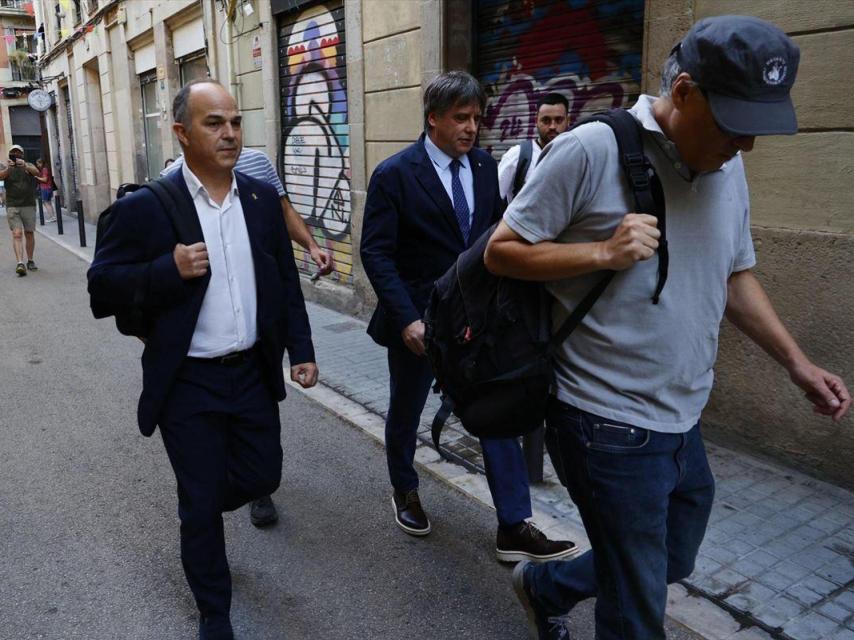 Carles Puigdemont camina por una travesía de Barcelona, junto a Jordi Turull, el pasado 8 de agosto.