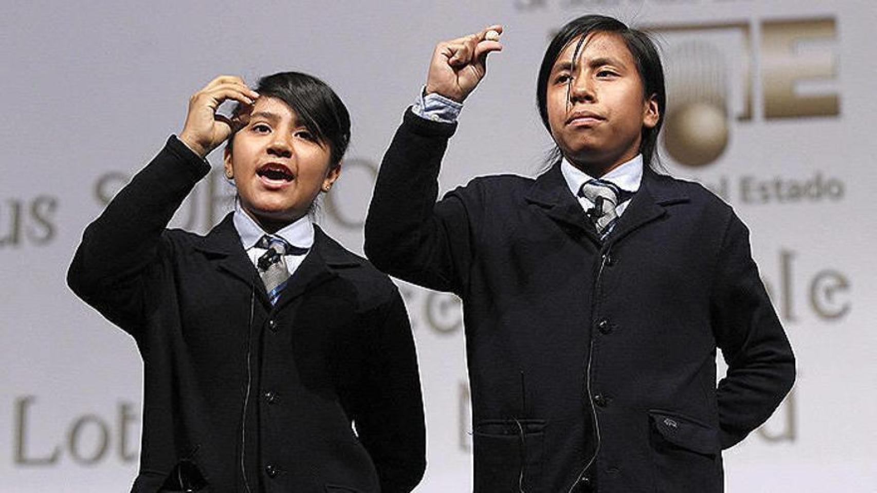 Las niñas del Colegio de San Ildefonso Yahaira Gonzaga (d) y Araccli Guama cantan un número premiado.