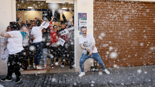 Varias personas celebran un primer premio en la Lotería de Navidad.