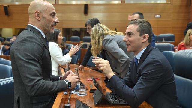 El nuevo portavoz del PSOE en la Asamblea, Jesús Celada, y el ex portavoz del PSOE en la Asamblea, Juan Lobato, antes de un pleno en la Asamblea de Madrid, este jueves.