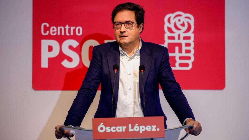 El ministro para la Transformación Digital y de la Función Pública, Óscar López, interviene durante la presentación de su candidatura a secretario general del PSOE de Madrid este jueves, en la agrupación socialista del distrito centro de la capital.