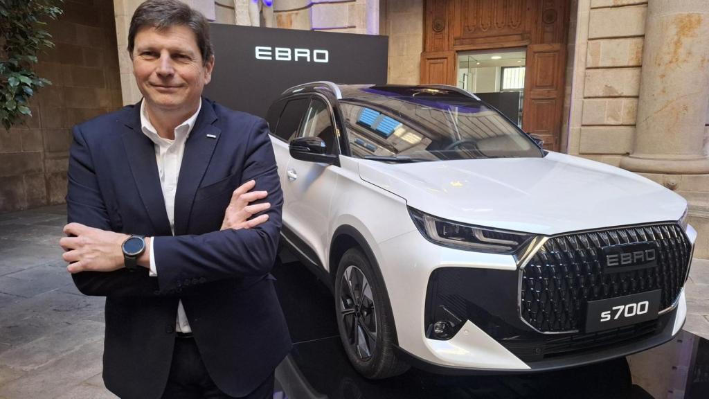 El CEO de Ebro, Pedro Calef,  junto con el nuevo SUV S700.