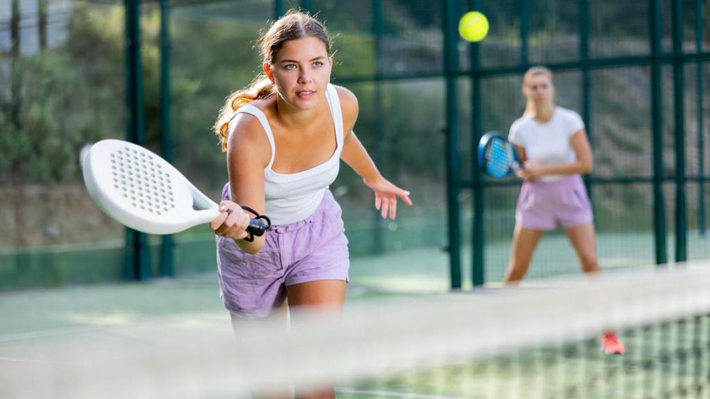 Mujer jugando a pádel