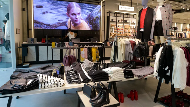 Interior de la tienda de Stradivarius.