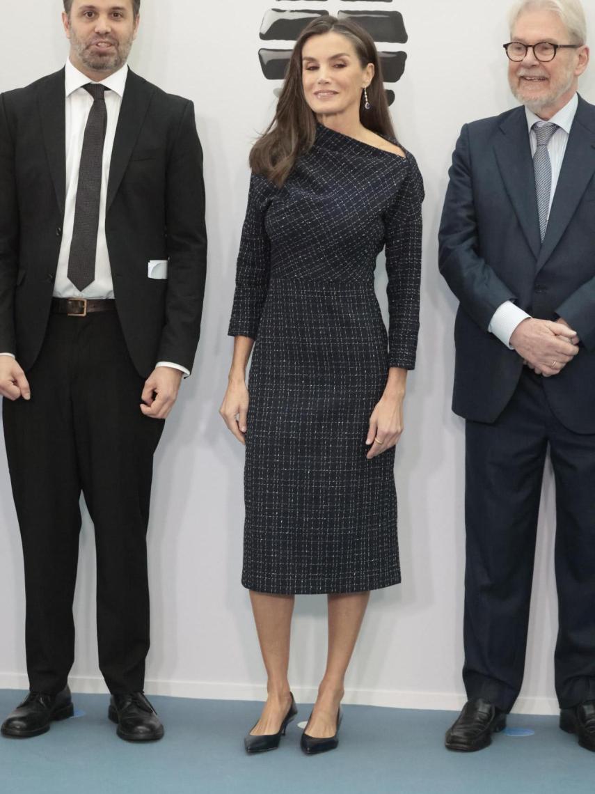 La Reina ha estrenado un favorecedor vestido de tweed.