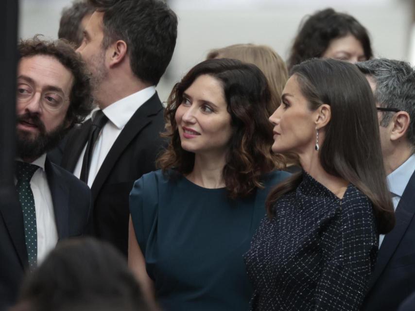 Letizia, junto a Isabel Díaz Ayuso, luciendo sus pendientes de zafiros.