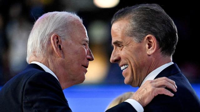 El presidente estadounidense Joe Biden saluda a su hijo Hunter Biden en la Convención Nacional Demócrata (DNC) en Chicago, Illinois, el 19 de agosto de 2024.