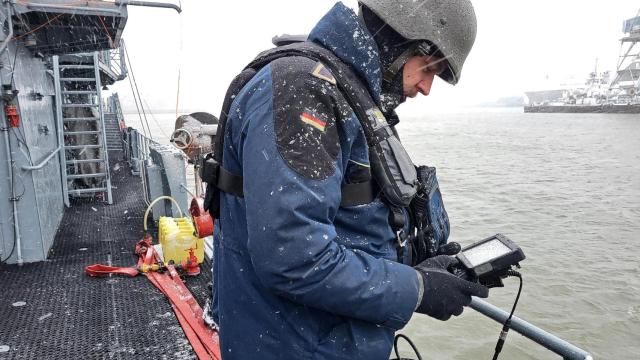 Un militar alemán, durante unas maniobras de la OTAN en aguas de Finlandia a finales de noviembre.