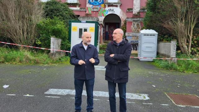 Néstor Rego y Francisco Jorquera, esta mañana delante de la antigua cárcel de A Coruña.