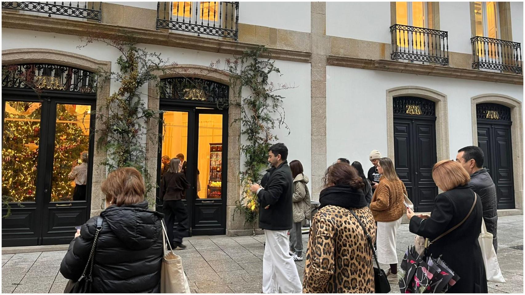 Cola para entrar en el pop up navideño de Zara en A Coruña