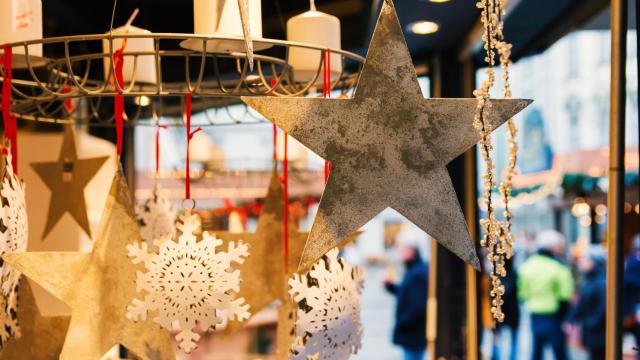 Un mercado navideño en una foto de archivo