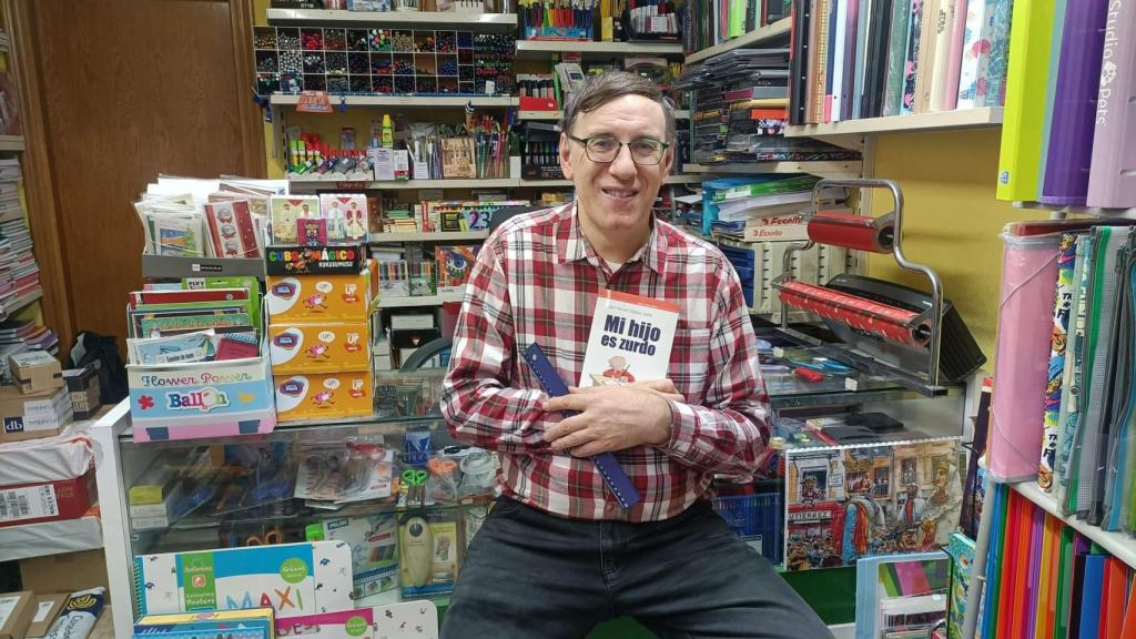 Juan Carlos Luquín, en su libreria, la sede física de su tienda 'El rincón del zurdo'', en Pamplona.