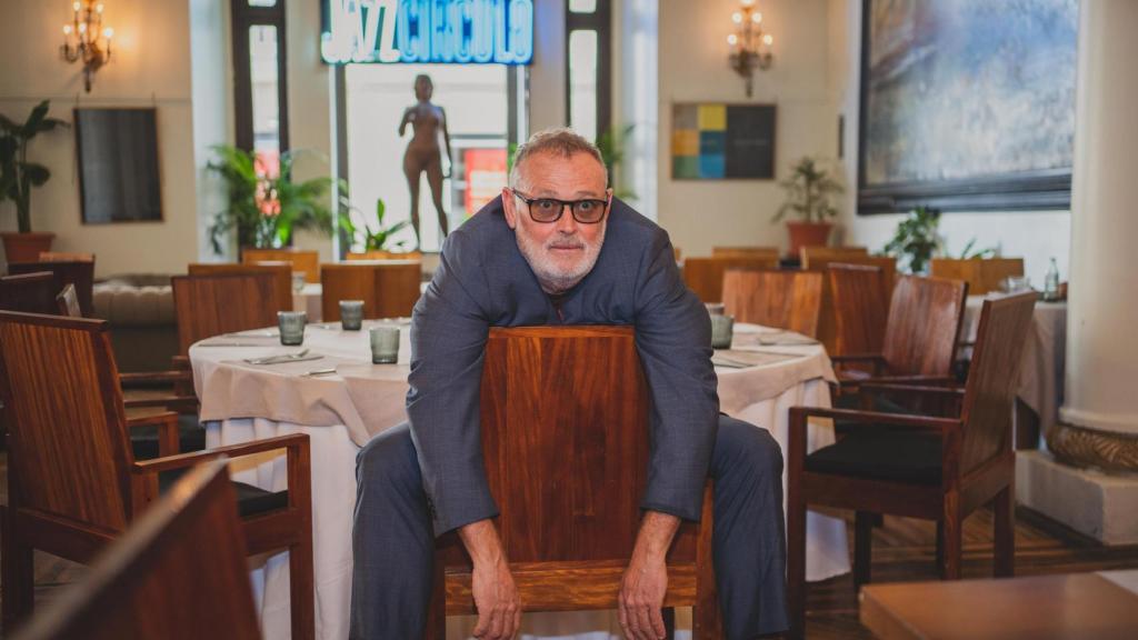 El inclasificable Pablo Carbonell en la cafetería del Círculo de Bellas Artes.