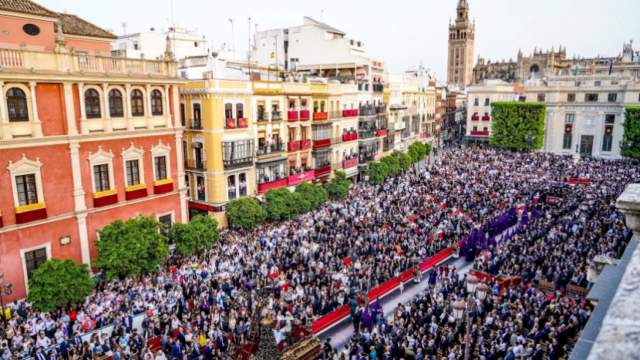 Imagen de la hermandad del Santa Entierro procesionando