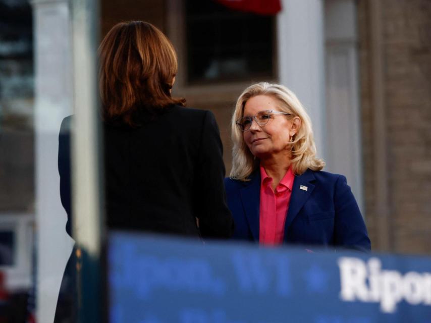 La republicana Liz Cheney, en un acto de campaña de la demócrata Kamala Harris.