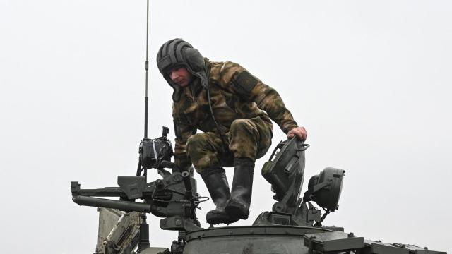 Un soldado ruso sale de un tanque T-72  en la región de Krasnodar (Rusia).