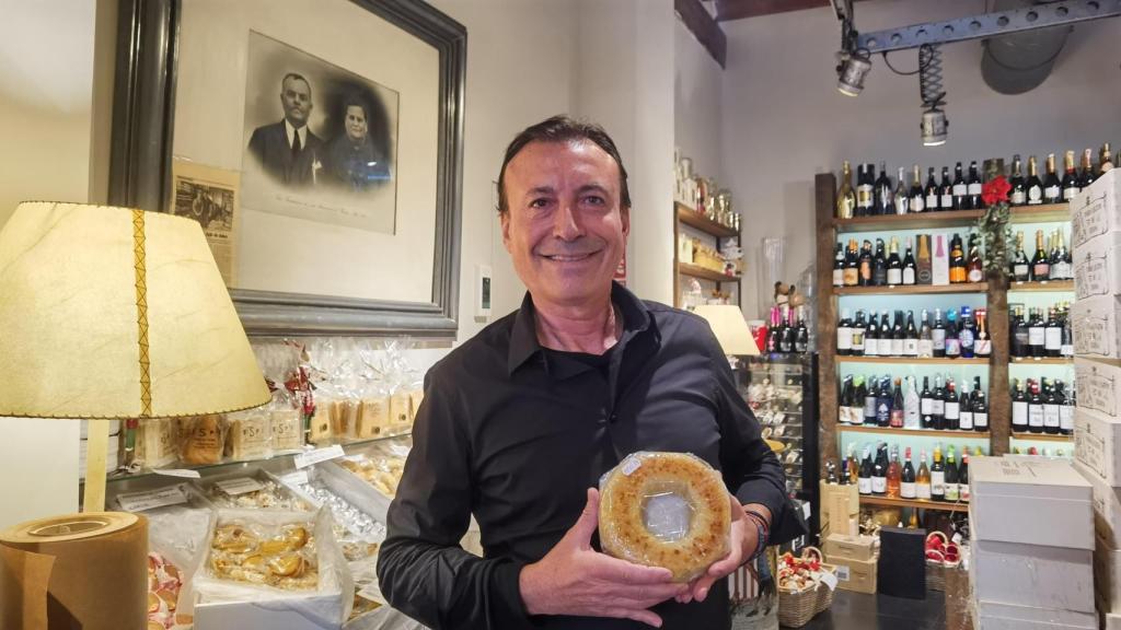 Andrés Espí, junto a la foto familiar de sus abuelos, con una casca.