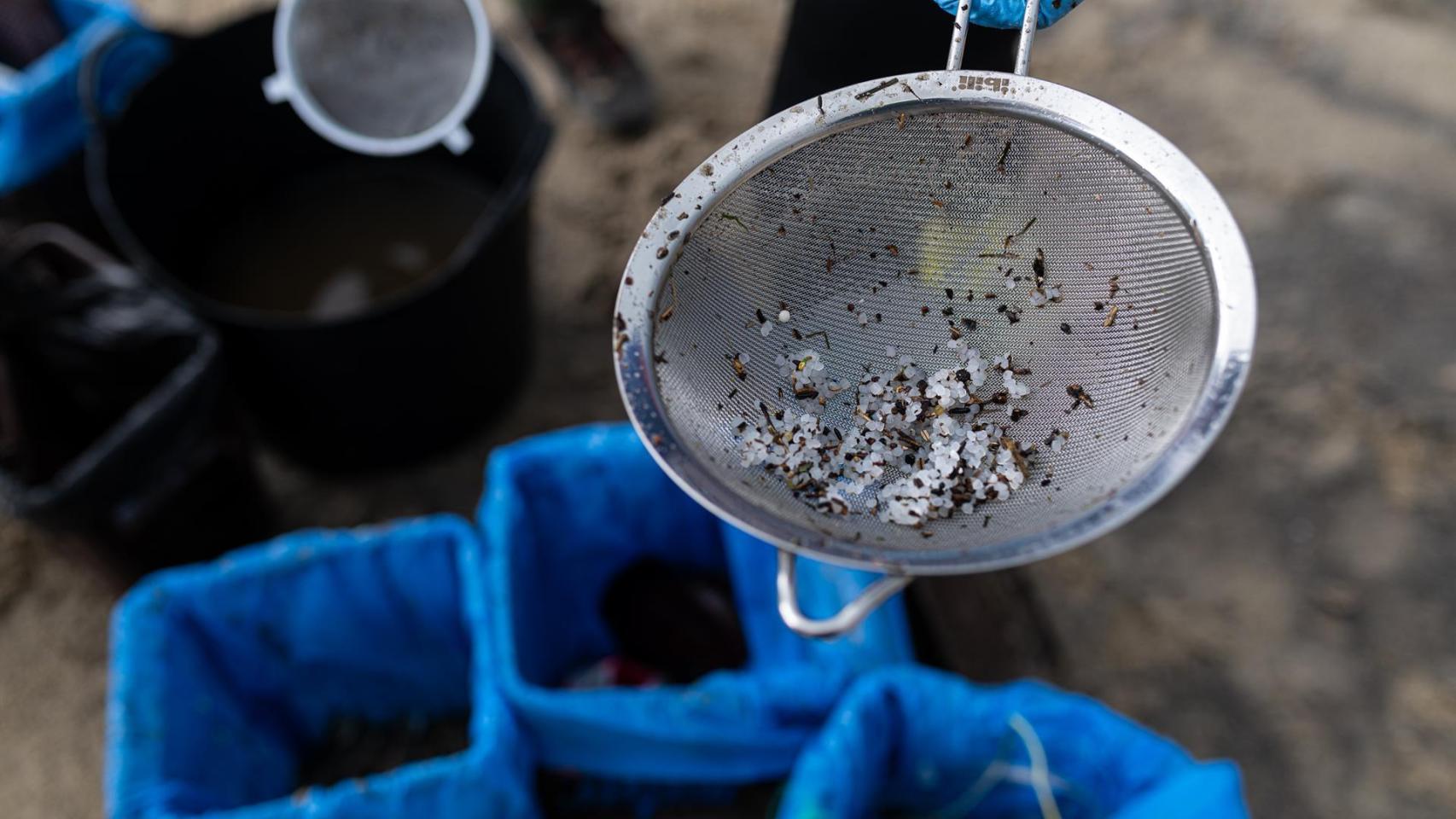 Pellets encontrados en la playa Bos, a 13 de enero de 2024, en Noia, A Coruña, Galicia (España).