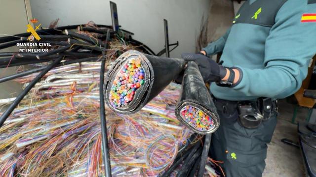 La investigación dio comienzo con la interceptación por la Guardia Civil de una furgoneta y un turismo en Islallana (La Rioja) donde hallaron 2.620 kilos de cable de telecomunicaciones.