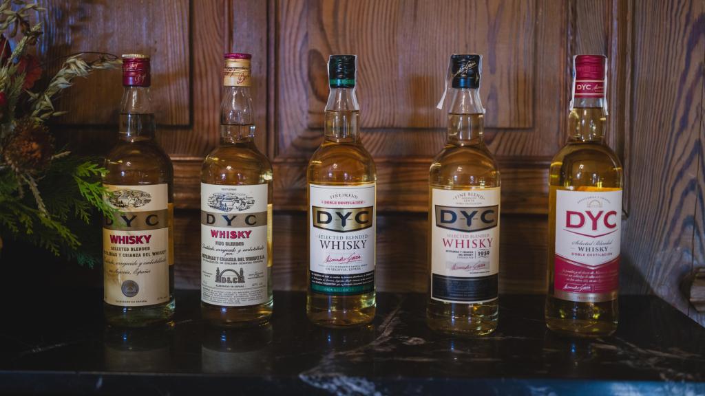 Así ha cambiado la etiqueta del whisky DYC a lo largo de los años. Fotografía realizada con Leica Q3 43.