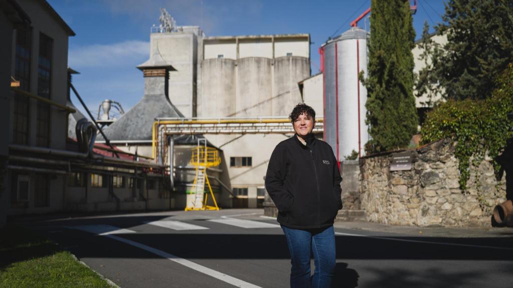 Elena Esteban frente a la fábrica de producción de whisky de Destilerías DYC. Fotografía realizada con Leica Q3 43.