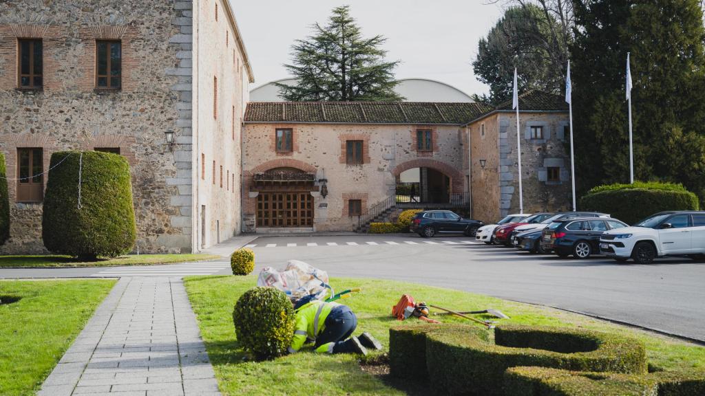 Un jardinero arregla los setos frente al monasterio del siglo XV en el que se ubica la sala de catas de DYC y su centro de visitantes, a través del cual la destilería organiza visitas a su fábrica. Fotografía realizada con Leica Q3 43.