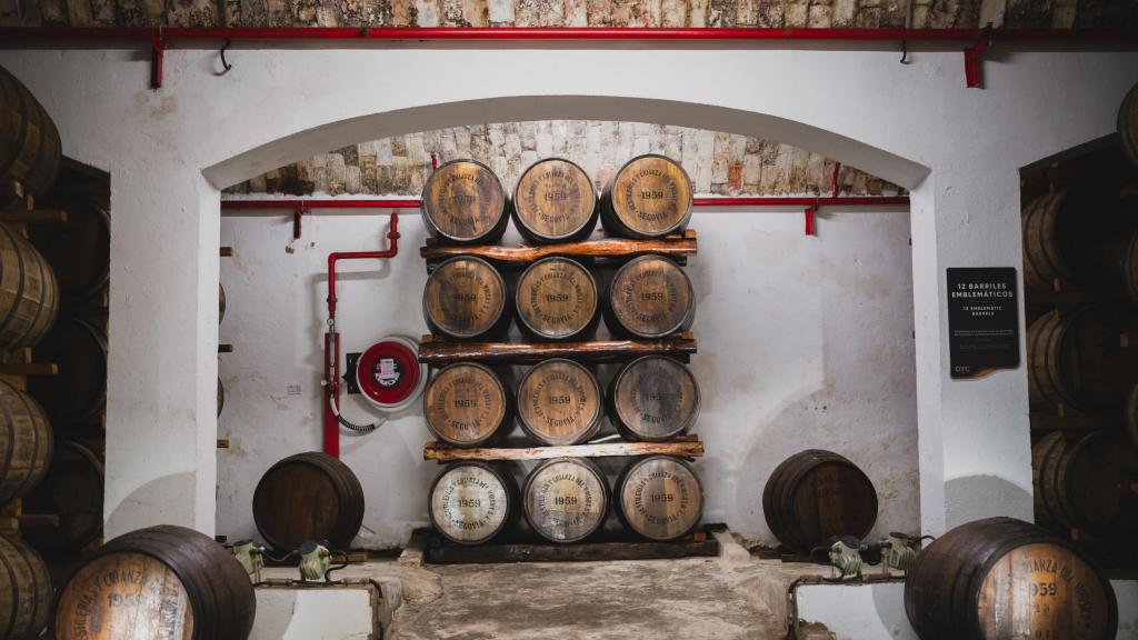 Barriles con la añada 1959, la primera que hizo Nicomedes García, en la 'volátil' bodega en la que reposan decenas de miles de litros de whisky en proceso de envejecimiento. Fotografía realizada con Leica Q3 43.