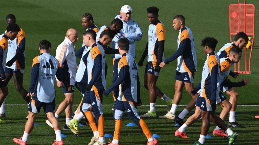 Ancelotti dirige el entrenamiento del Real Madrid.