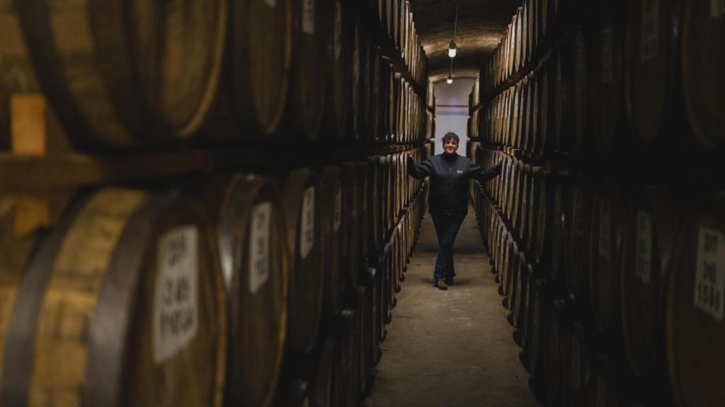 Elena Esteban en las bodegas de DYC, en Palazuelos de Eresma (Segovia). Fotografía realizada con Leica Q3 43.