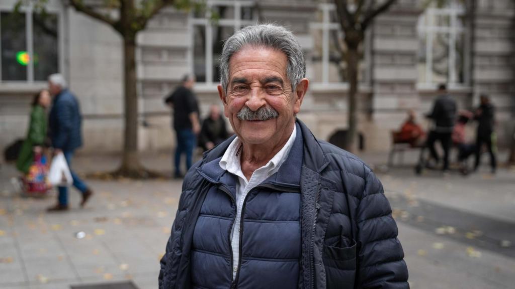 El expresidente de Cantabria y Secretario General del PRC posa para EL ESPAÑOL en la Plaza del Ayuntamiento de Santander.