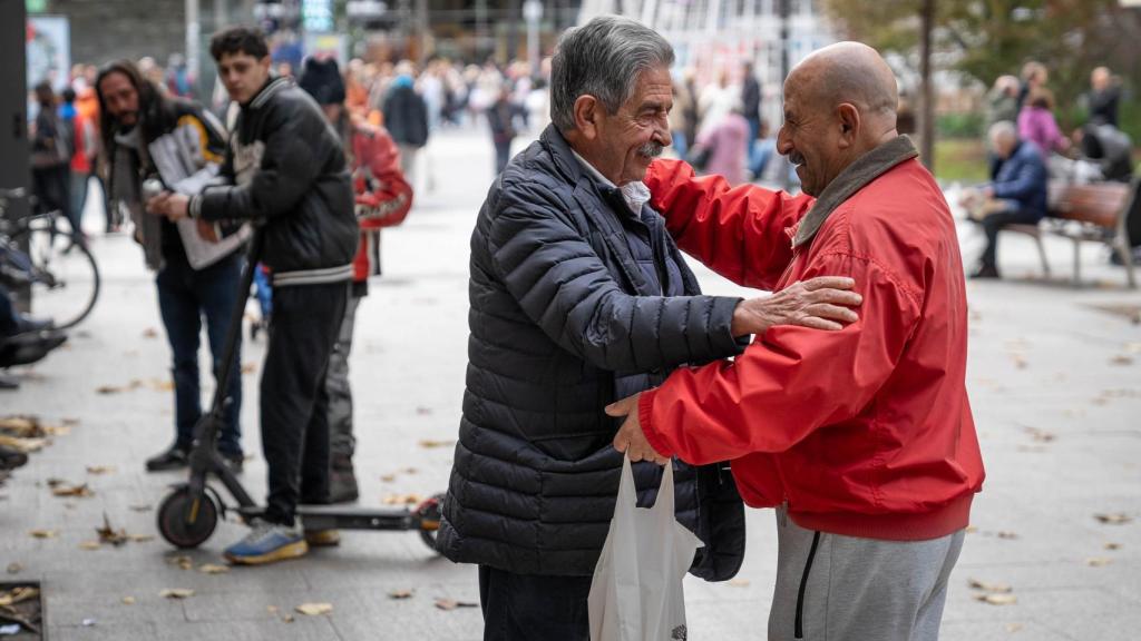 Miguel Ángel Revilla es interceptado por un vecino de Santander durante su conversación con EL ESPAÑOL. Es la quinta persona que le abraza en un trayecto de 50 metros.