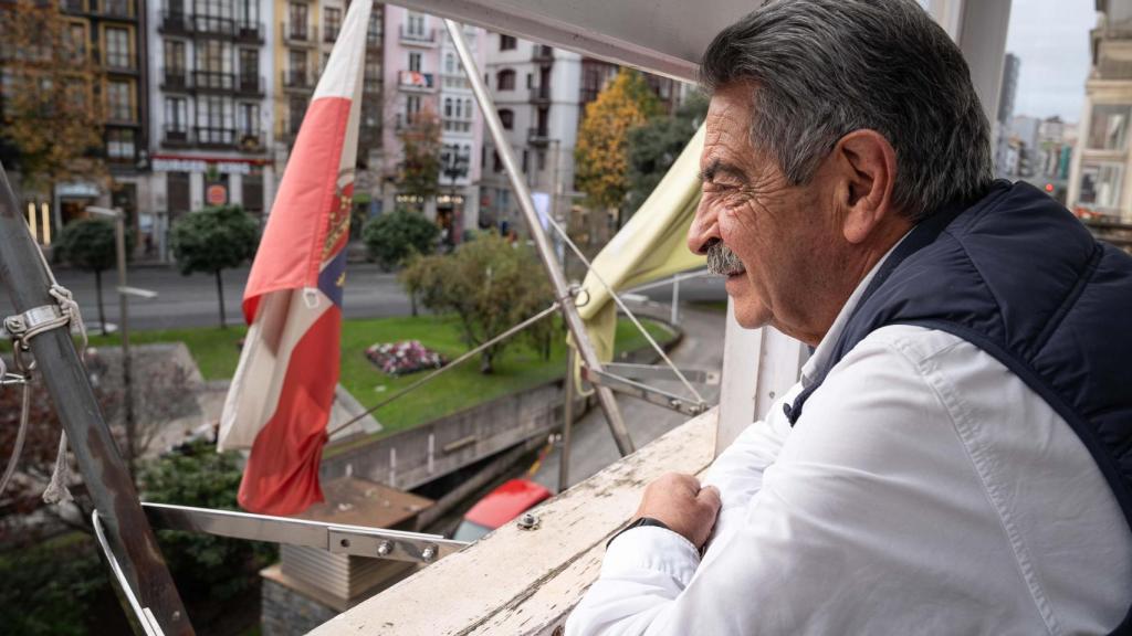 El expresidente de Cantabria visualiza la Plaza del Ayuntamiento desde el balcón de la sede del PRC.