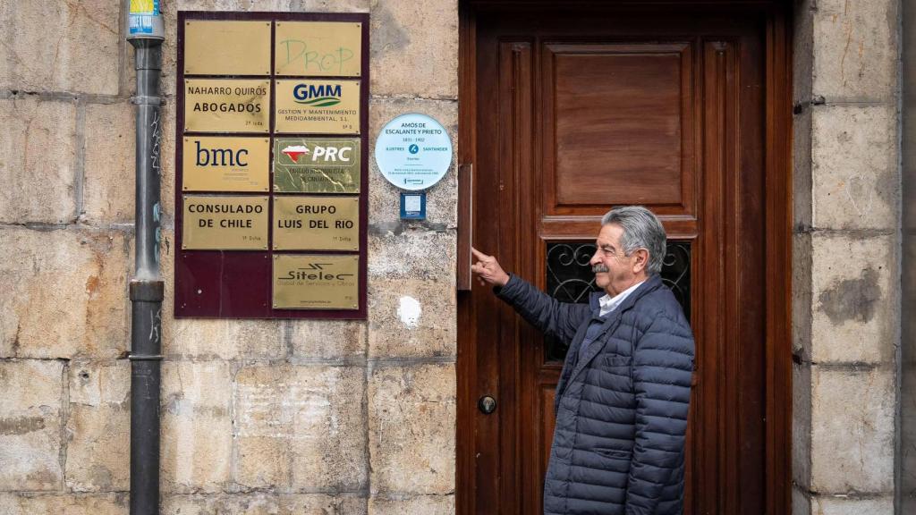 Miguel Ángel Revilla, en la entrada del edificio donde está ubicada la sede de su partido, el PRC.