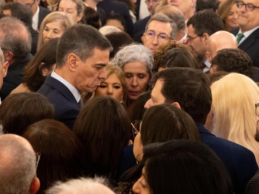 Pedro Sánchez, rodeado de periodistas, en uno de los corrillos formados este viernes en el Congreso.