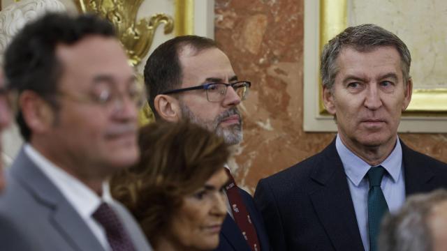 Feijóo oberva de reojo a Álvaro García Ortiz, fiscal general del Estado, este viernes en el Congreso.