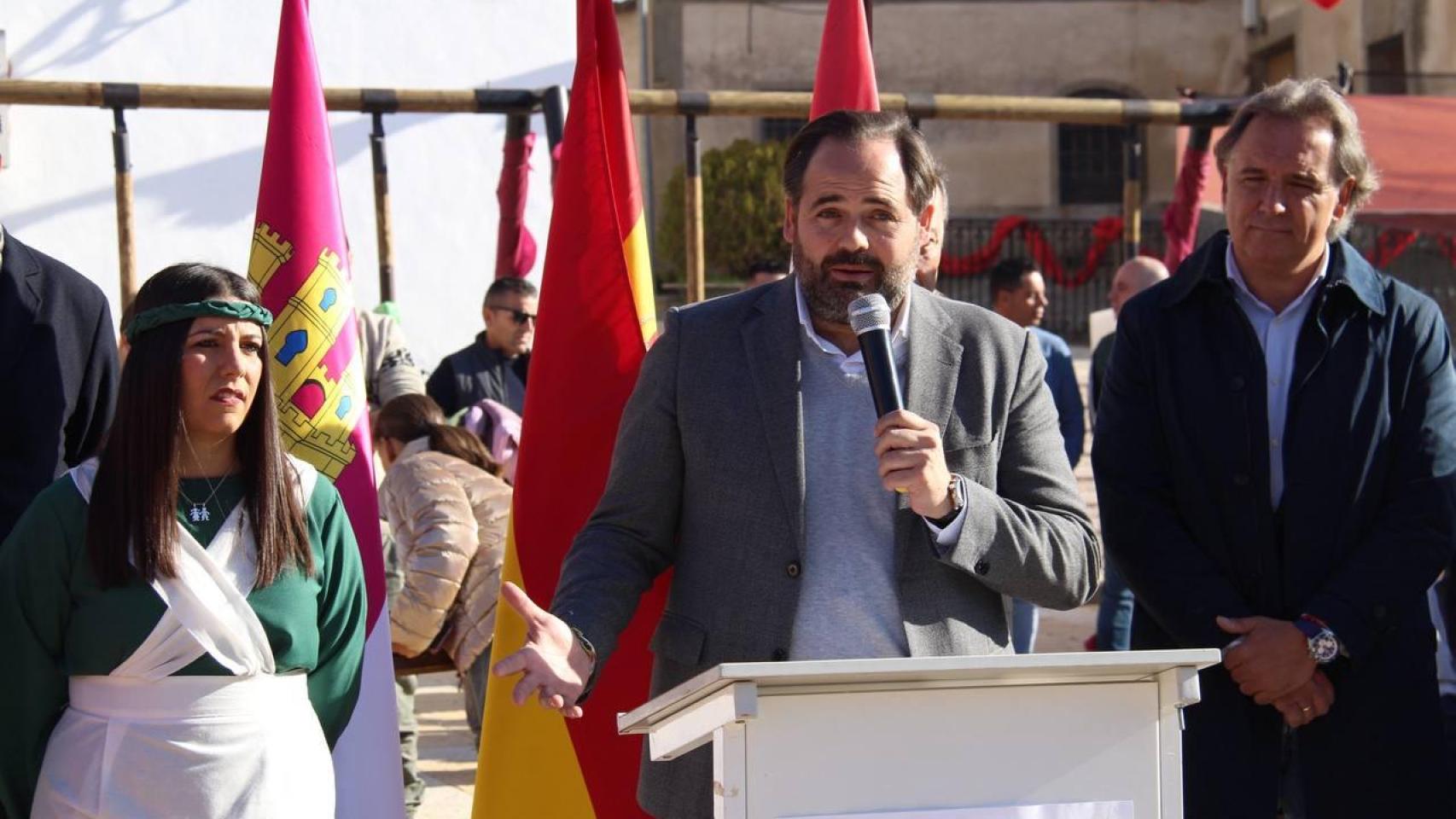 Núñez ha acudido a la inauguración del mercadillo navideño de Lucillos.