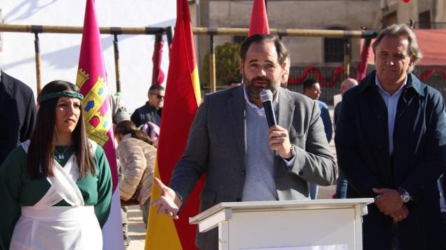 Núñez ha acudido a la inauguración del mercadillo navideño de Lucillos.