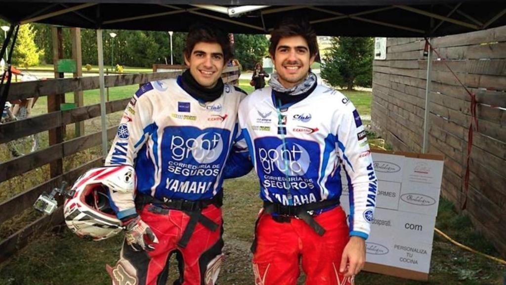 Carlos Llibre junto con su hermano Álex en una competición de motocross.