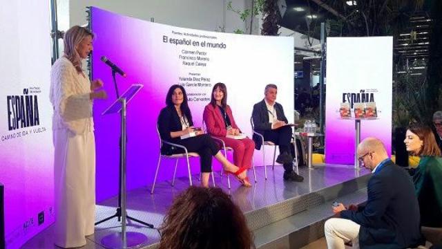 Yolanda Díaz en el marco de la FIL de Guadalajara. En el escenario, y de izda a dcha, las directoras de Cultura y Académica del Instituto Cervantes, respectivamente, Raquel Caleya y Carmen Pastor, y el director del Observatorio Global del Español, Francisco Moreno. Foto: Instituto Cervantes